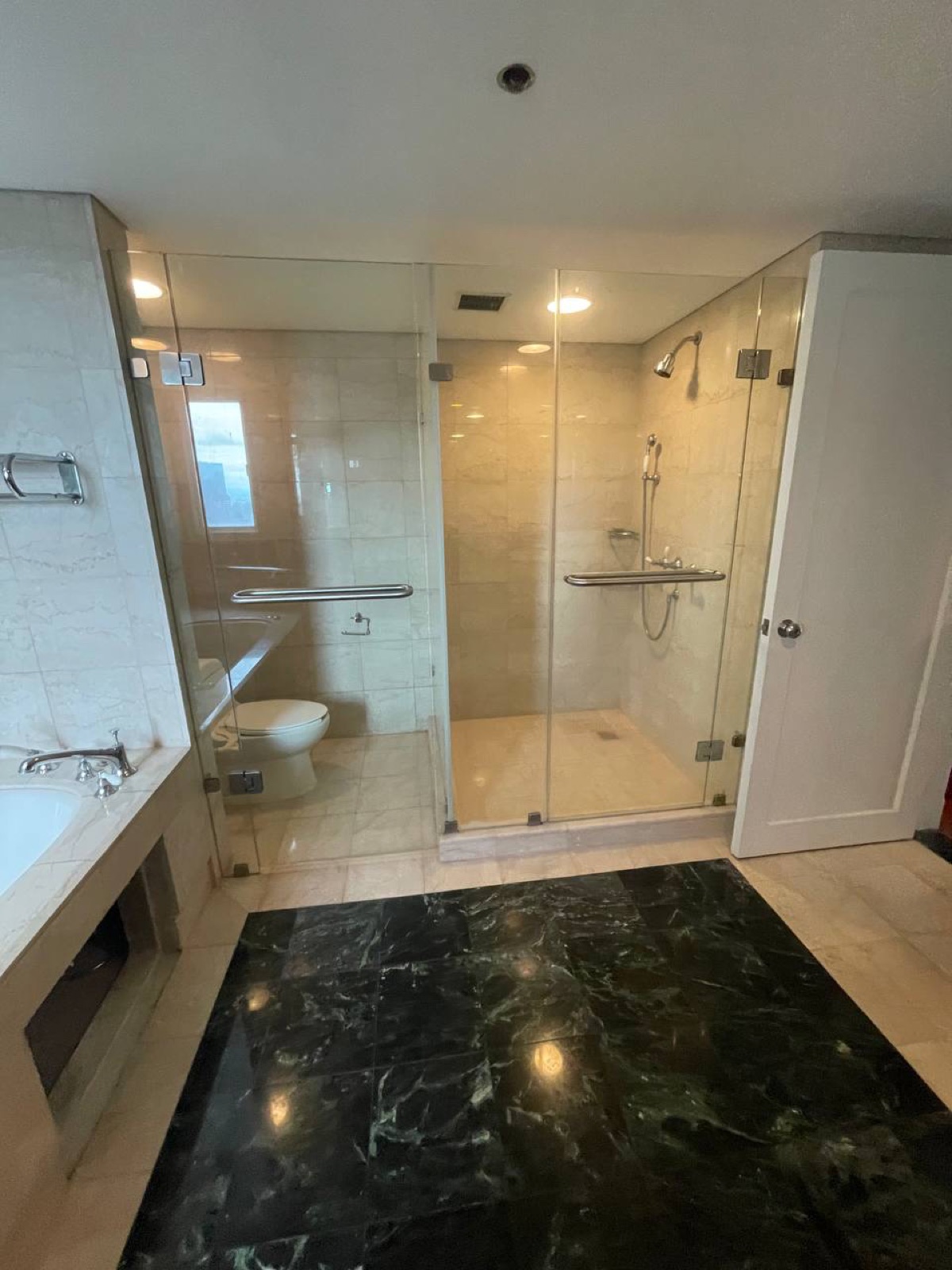 For Sale 3 Bedroom in One Roxas Triangle, Makati City, photo 15 of 17